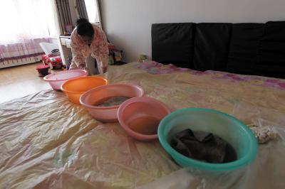 雅江楼上漏水，住户失联，小区没物管，业主维权难！律师来支招……